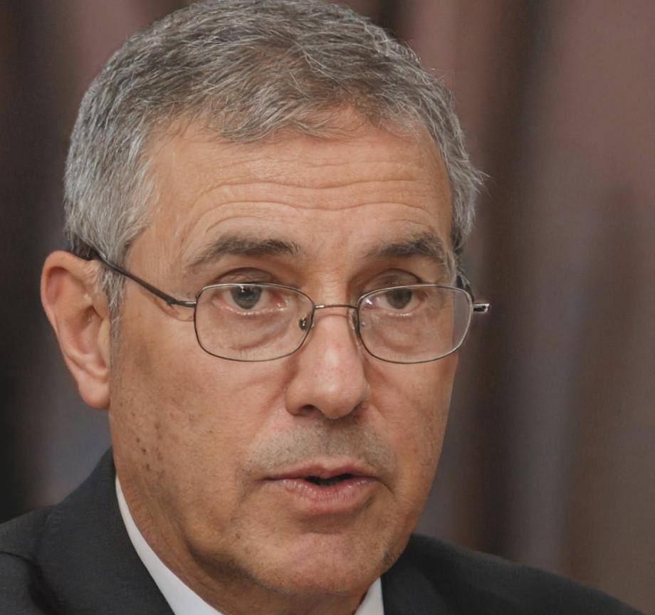 Portrait de Théo Vercors, expert en optimisation fiscale