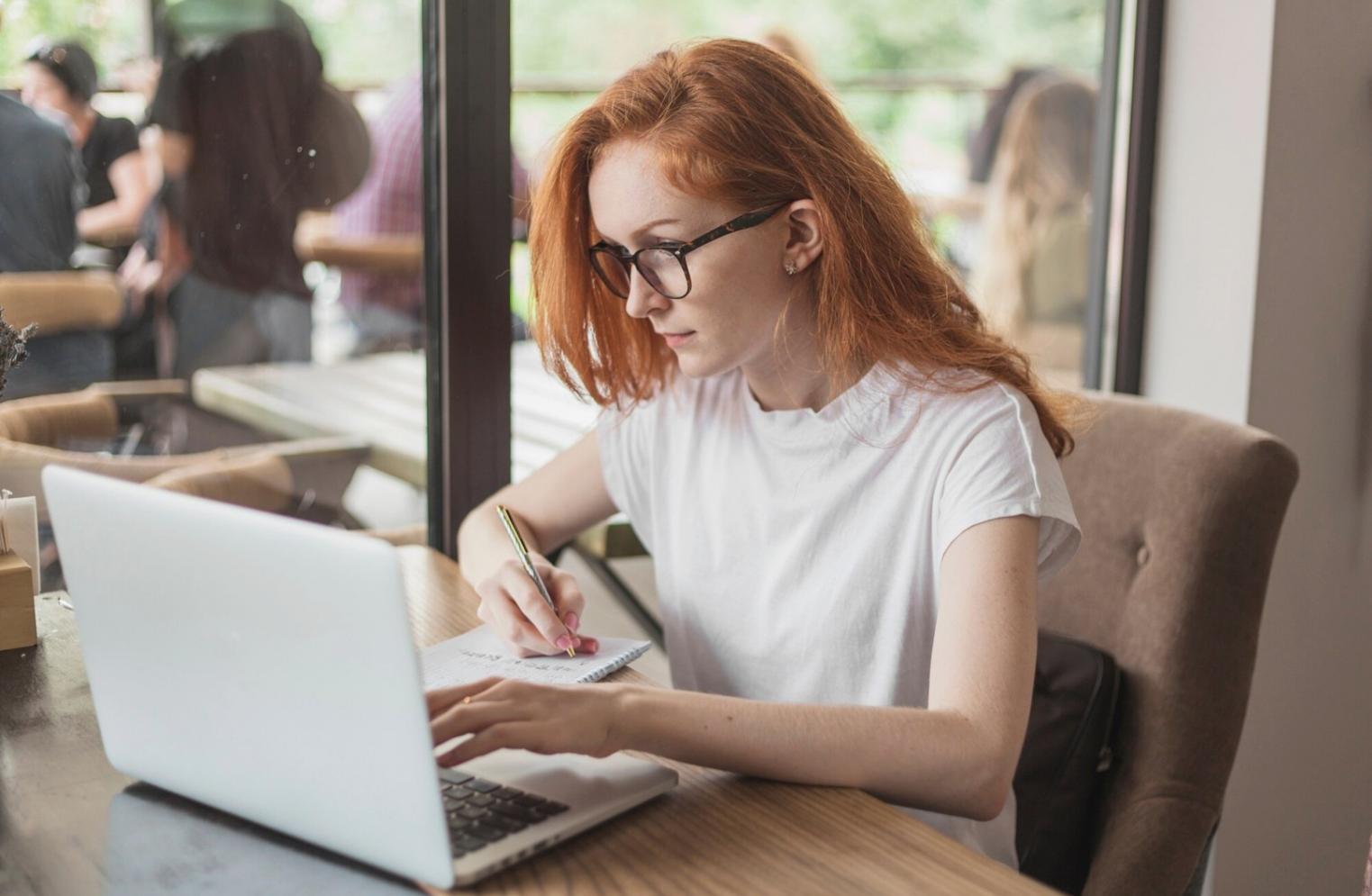Espace de travail organisé avec documents financiers